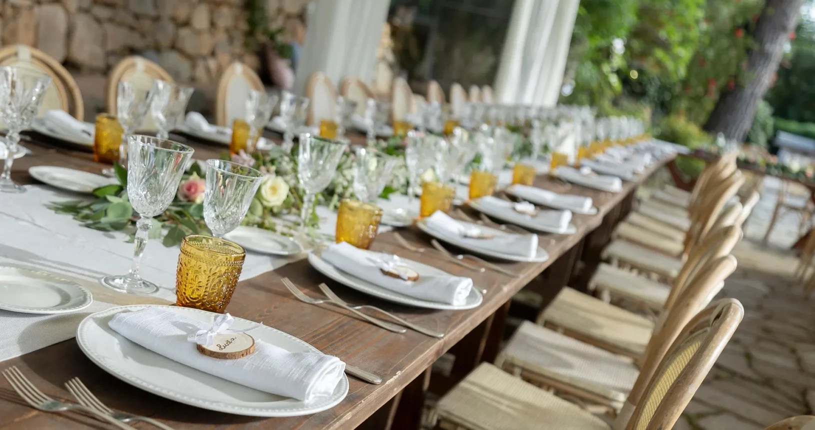 Table élégamment dressée en extérieur pour une soirée d’entreprise conviviale et raffinée