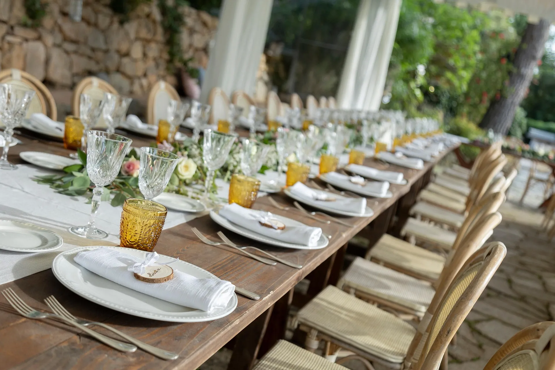 Table élégamment dressée en extérieur pour une soirée d’entreprise conviviale et raffinée