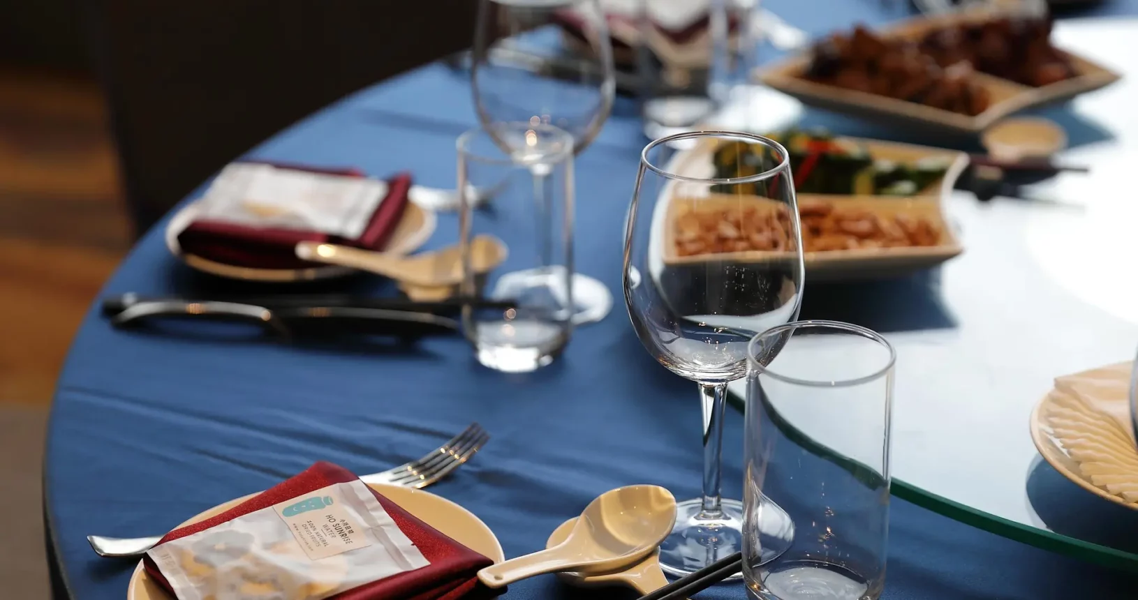 Table élégamment dressée avec vaisselle raffinée pour un dîner d’entreprise convivial