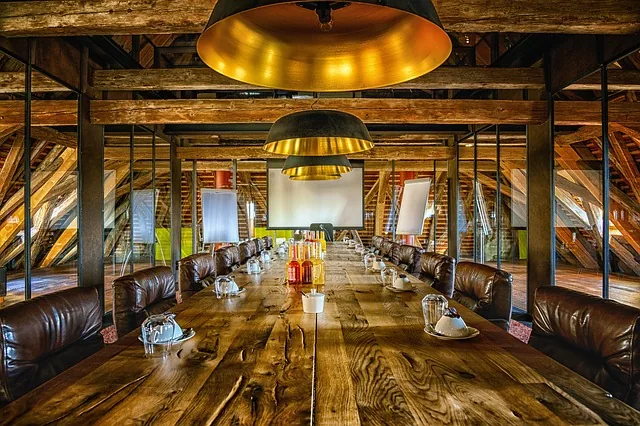 Salle de réunion chaleureuse en bois pour séminaire d’entreprise ou comité stratégique