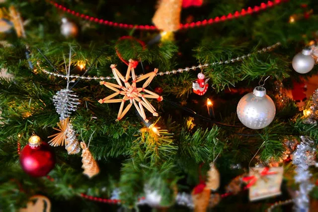Inspiration de décoration festive avec sapin de Noël pour événement d’entreprise en fin d’année