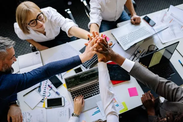 Réunion collaborative en entreprise pour renforcer l’engagement d’équipe et la stratégie collective