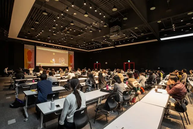Participants réunis dans une salle de séminaire professionnel pour un événement d’entreprise structuré et collaboratif