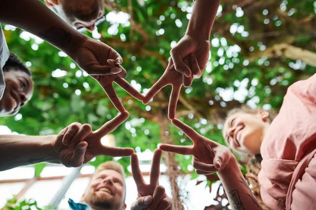 Moment de cohésion lors d’un team building d’entreprise, axé sur l’esprit d’équipe et la collaboration